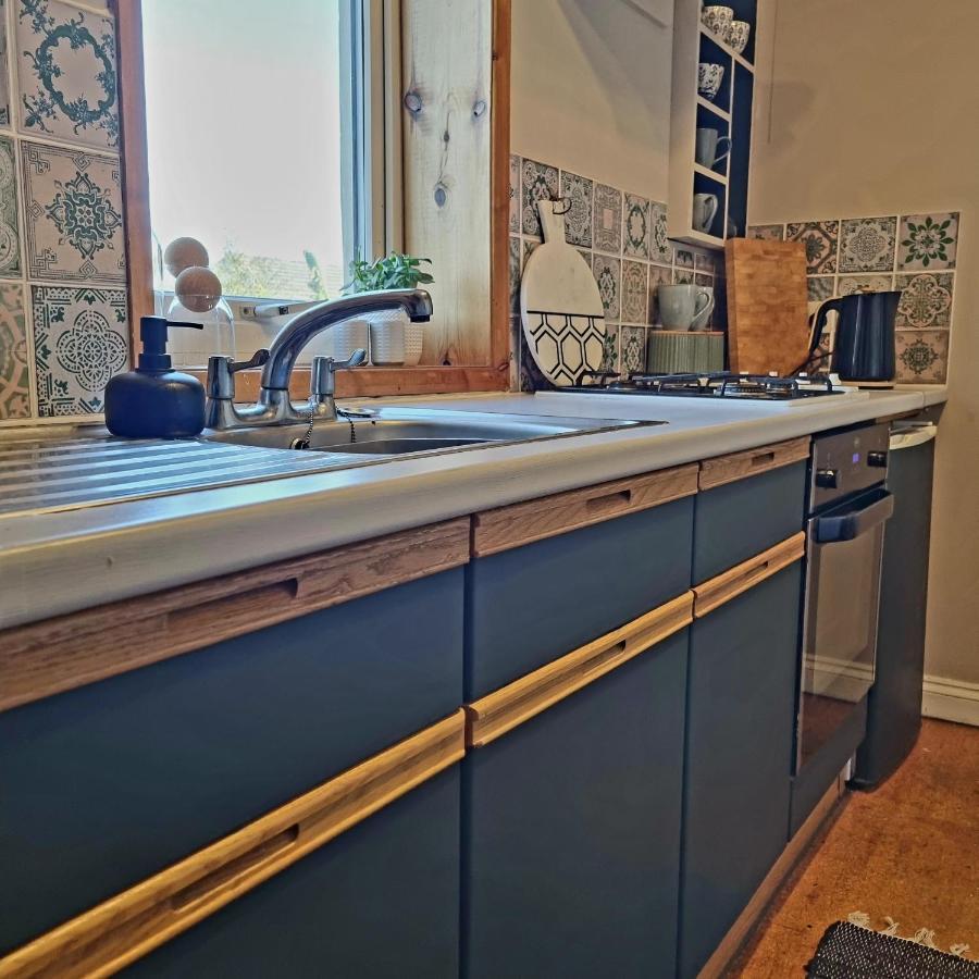 2 Bedroom House Within Walking Distance Of Town 考斯 外观 照片